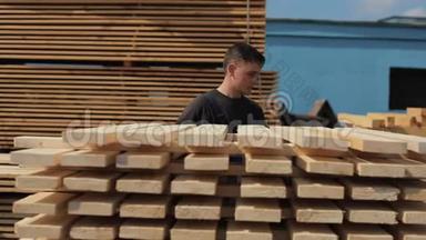 人折叠木板.. <strong>家具</strong>材料用的方形木板堆..